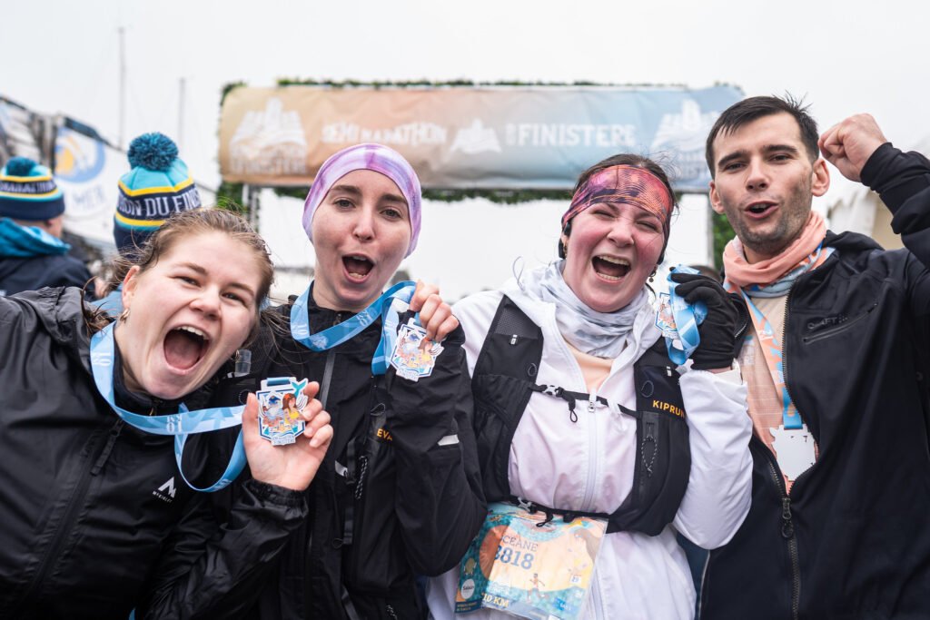 Finisher du Semi-Marathon du Finistère avec sa médaille au port de Camaret